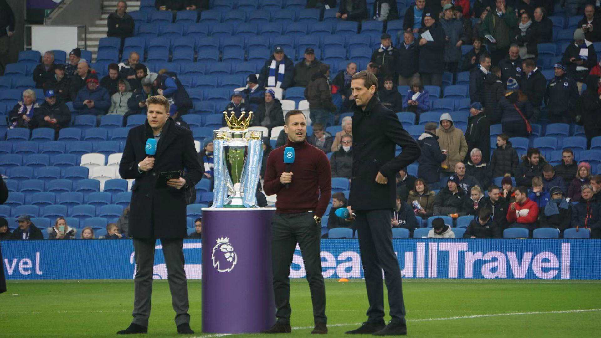 疑是两队争 疑是两队争